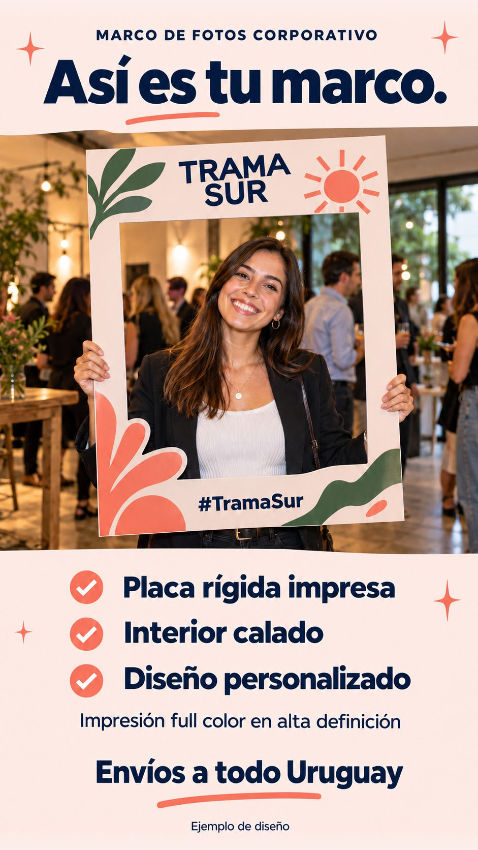 Imagen conceptual de una persona sosteniendo un marco personalizado de la marca ficticia Trama Sur, con información sobre placa rígida impresa, interior calado, impresión full color y envíos a todo Uruguay.