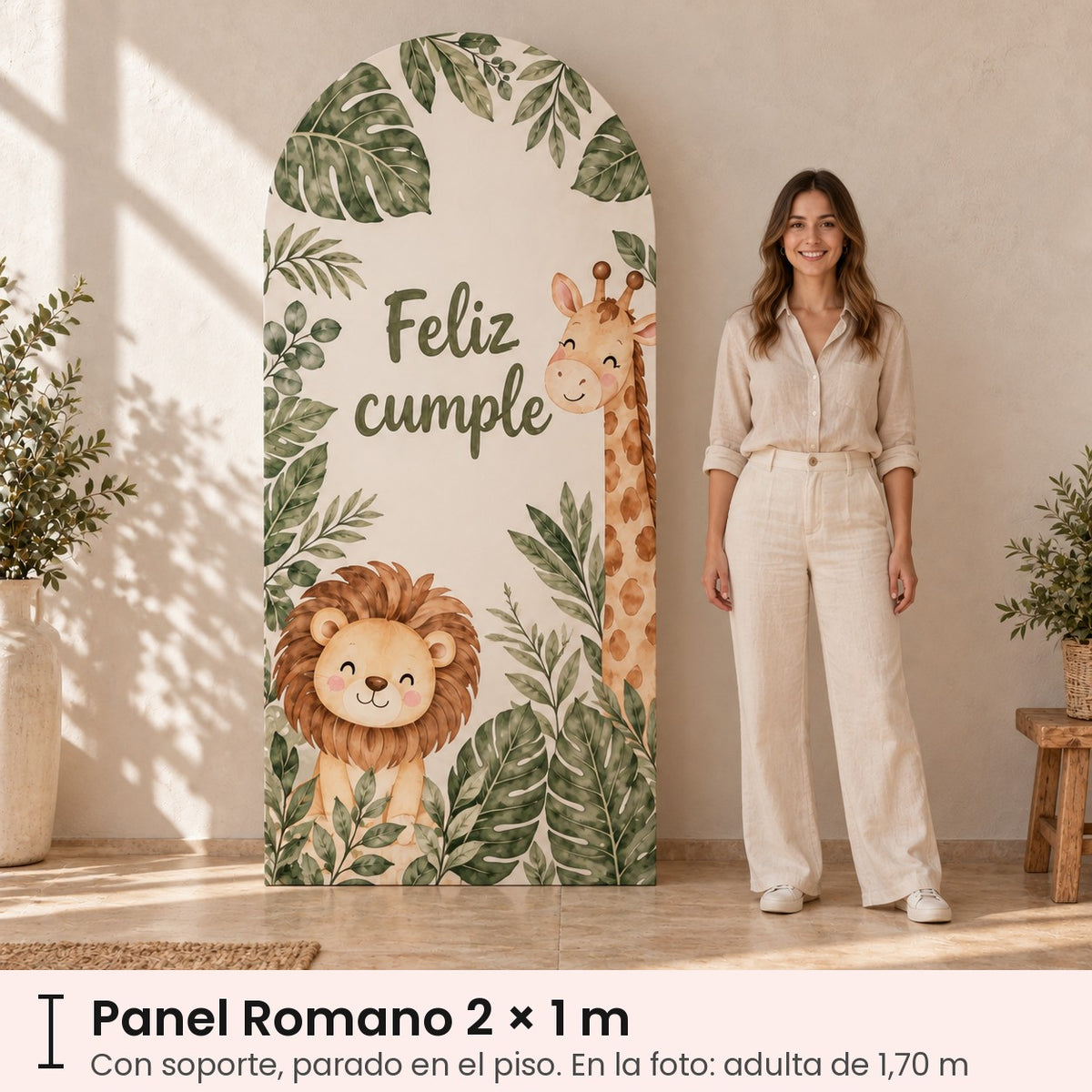 Panel Romano rígido de 2 × 1 m parado en el piso, más alto que la mujer de 1,70 m que está al lado