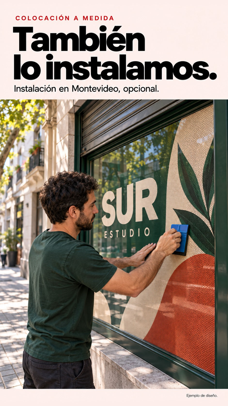 Instalador generado aplicando vinilo microperforado sobre una vidriera con una espátula, junto a la oferta de instalación opcional en Montevideo.
