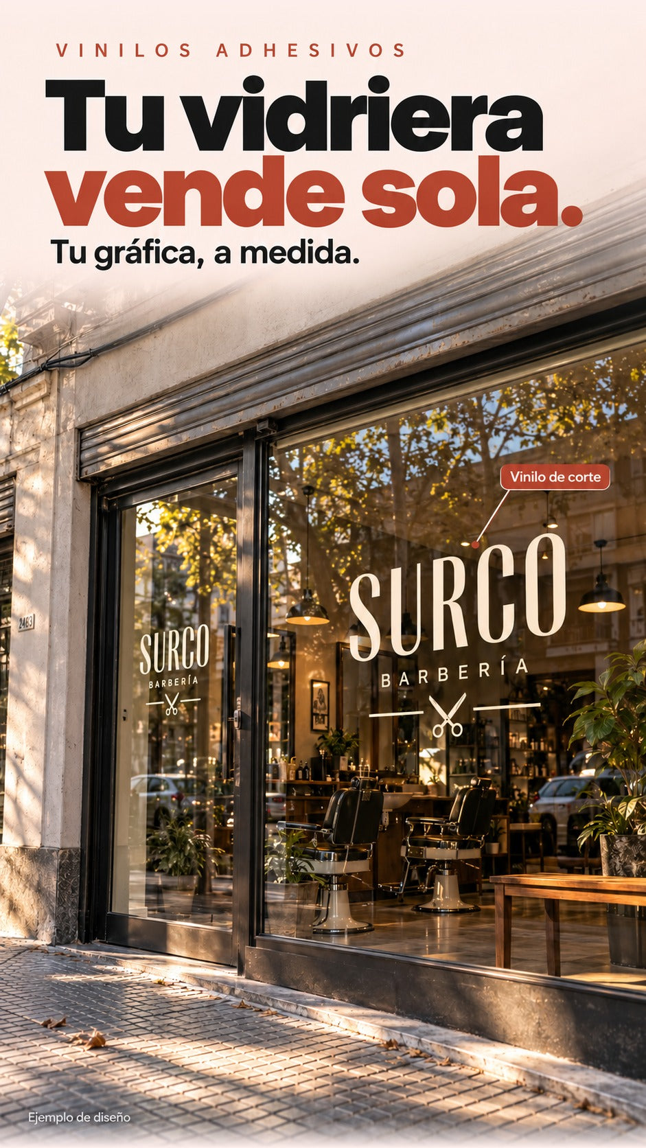 Ejemplo generado de una barbería de barrio en Montevideo con vinilo de corte en su vidriera, bajo luz cálida.
