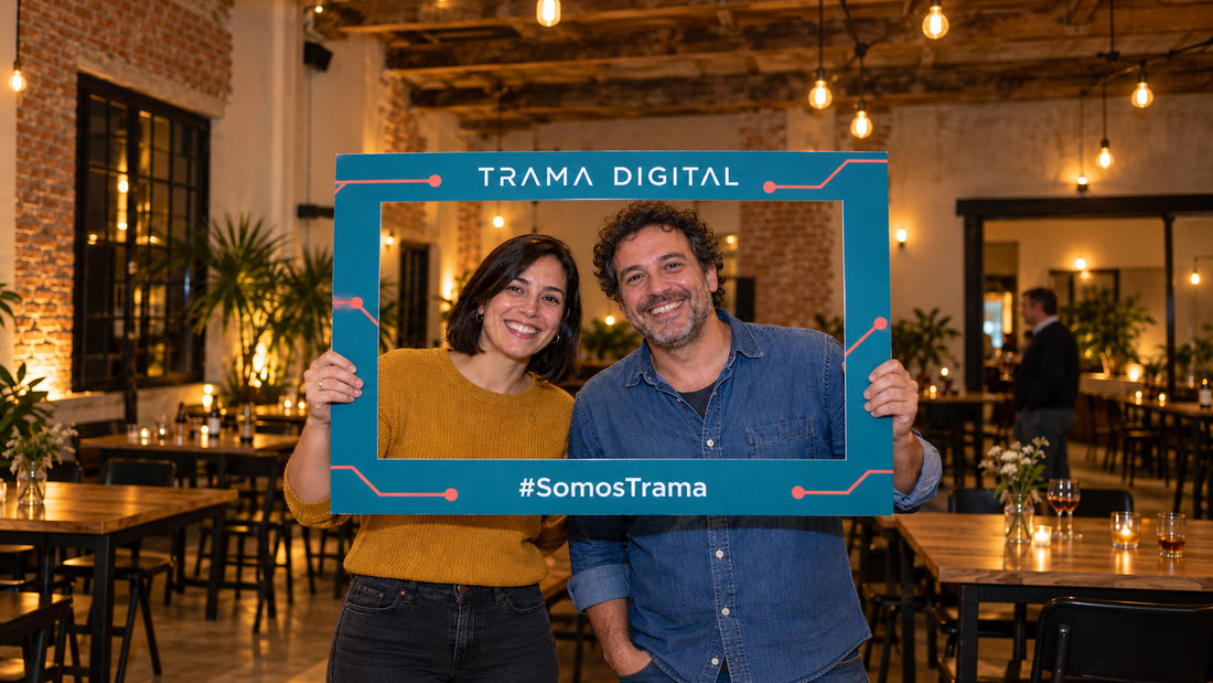 Dos personas sostienen un marco de fotos corporativo con el logo de la empresa durante un evento en Uruguay