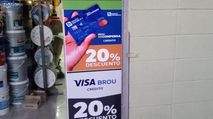 Vinilo adhesivo en vidriera de comercio