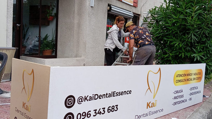 Gigantografía instalada en fachada de local dental