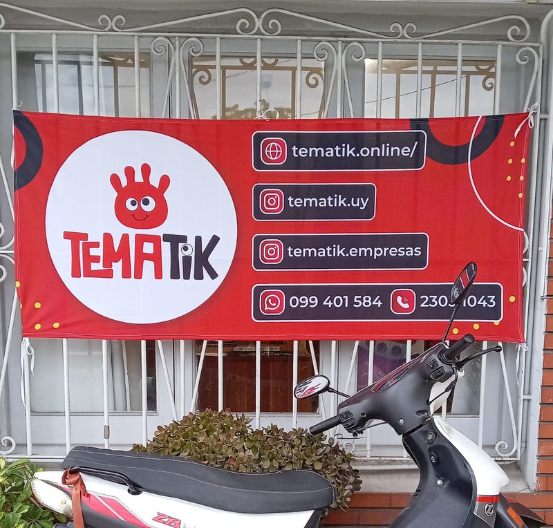 Bandera digital roja con logo y datos de contacto atada a la reja de una fachada comercial