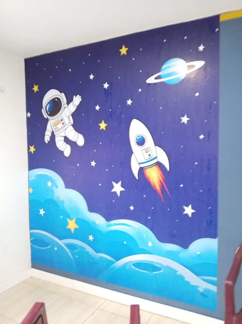 Papel tapiz mural espacial con astronauta, cohete y planeta sobre fondo azul, cubriendo la pared completa