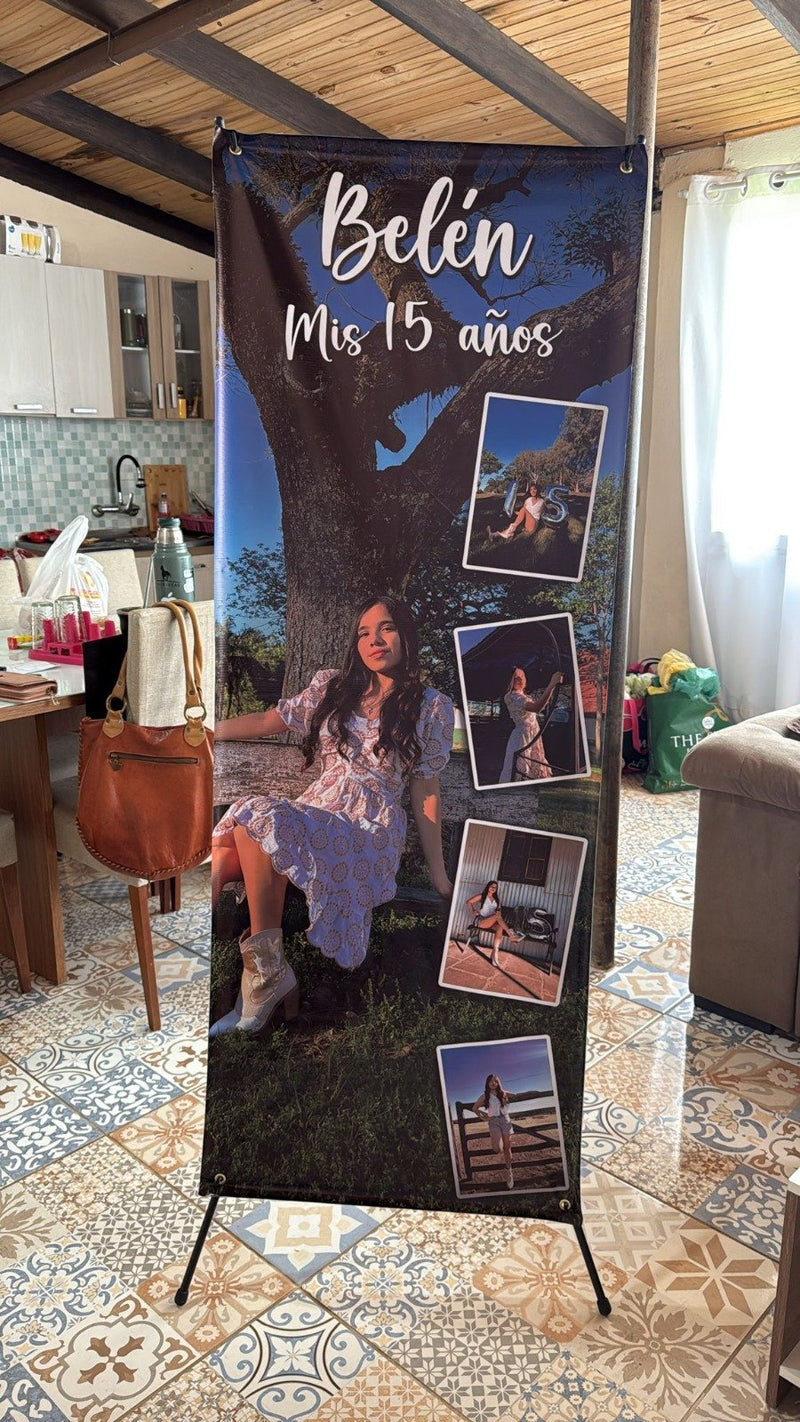 Banner X de cumpleaños de 15 con fotos de la quinceañera y nombre personalizado, armado en el living
