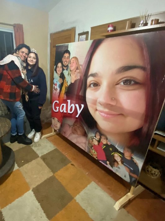 Fondo rígido cuadrado con collage de fotos familiares y nombre personalizado, madre e hija posando en el living