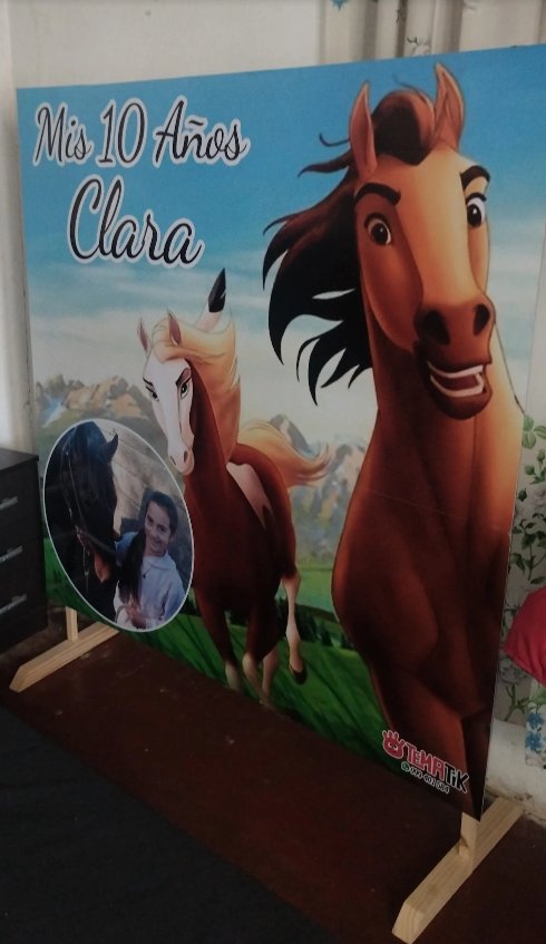 Fondo rígido de cumpleaños temática caballos Spirit con foto y nombre personalizado, montado sobre pie de madera