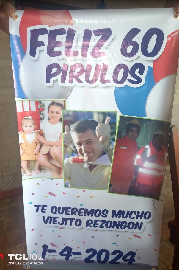 Lona de cumpleaños de 60 con fotos familiares, globos y mensaje personalizado en colores festivos