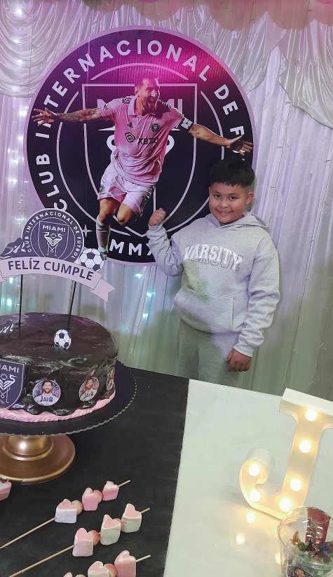 Fondo circular de cumpleaños de Inter Miami con Messi, con el festejado y torta temática de fútbol