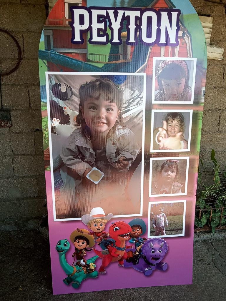 Fondo vertical de cumpleaños temática dinosaurios vaqueros con fotos de la nena y nombre personalizado