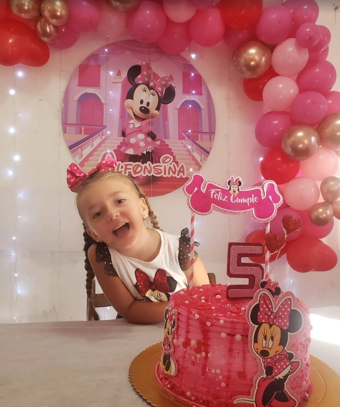Fondo circular de Minnie con nombre personalizado en cumpleaños de nena, con arco de globos rojos y rosados