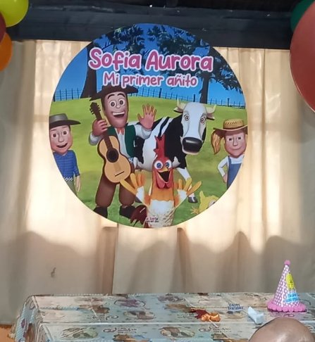 Fondo circular temática de la granja con nombre personalizado para primer añito, colgado en el salón