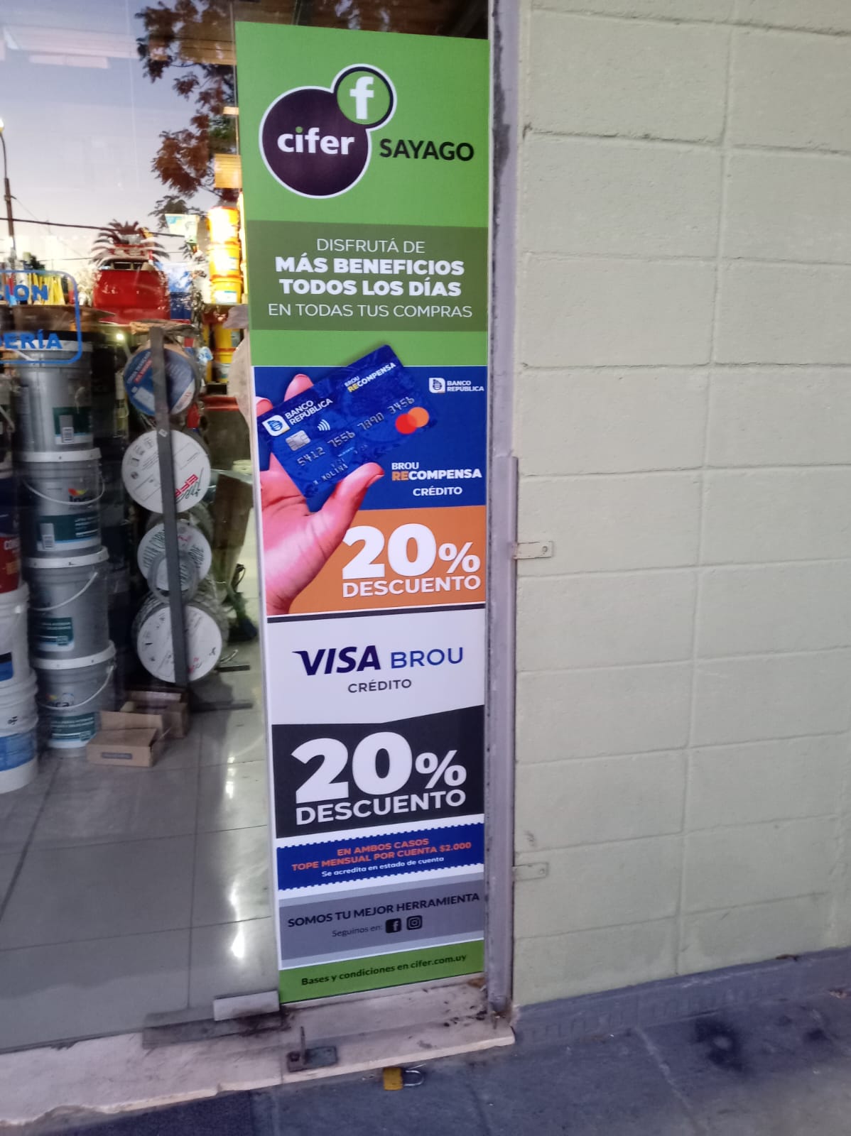 Vinilo adhesivo en vidriera de ferreteria Cifer Sayago