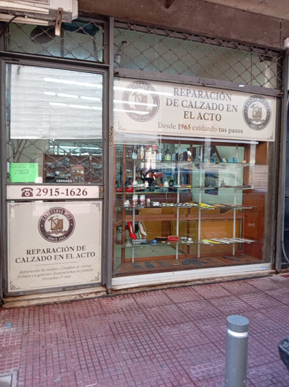 Ploteo completo de vidriera zapateria con vinilo adhesivo