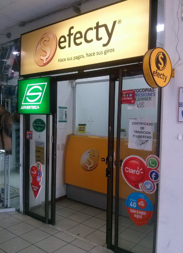 Cartel luminoso tipo cajon Efecty en fachada comercial