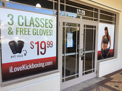 Vinilo blanco promocional en vidriera gimnasio