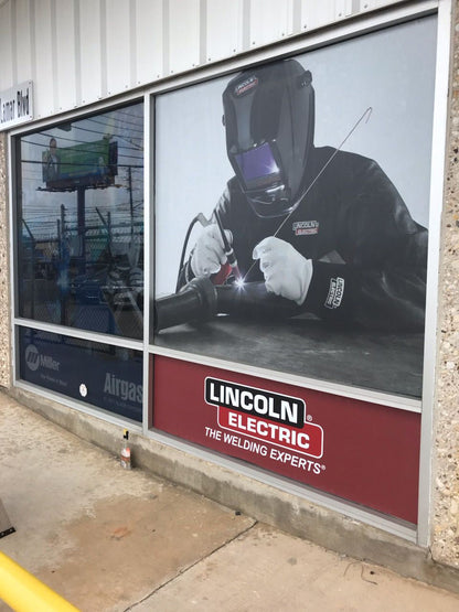 Vinilo adhesivo grande en ventana industrial