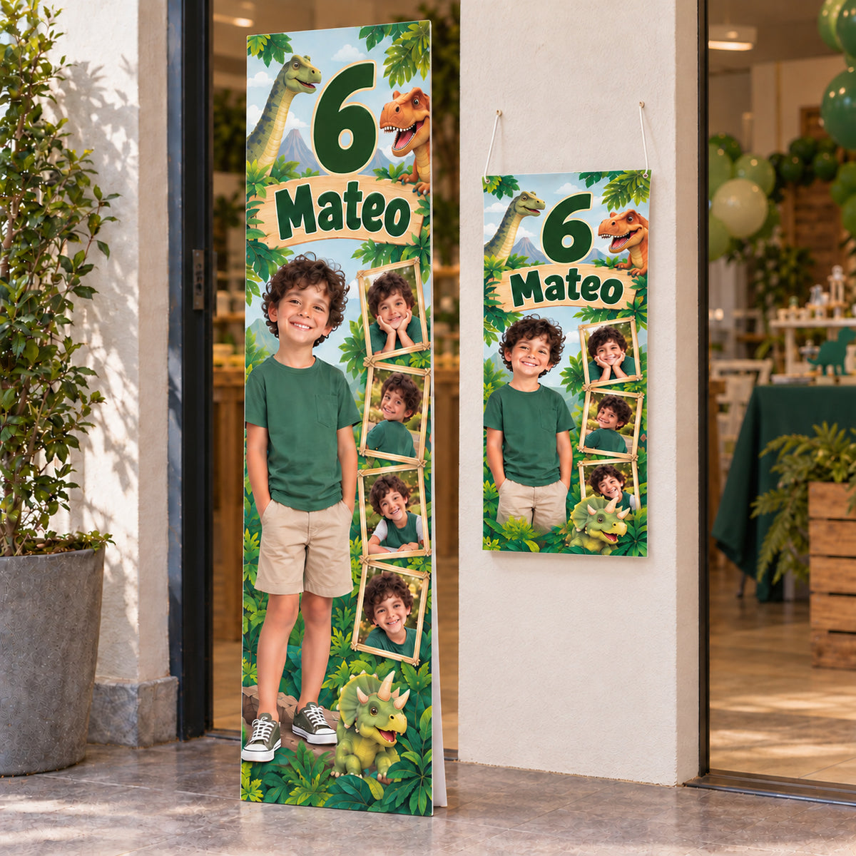 Combo de banner rígido vertical de Mateo parado en el piso y mini banner de lona a juego colgado en la pared.