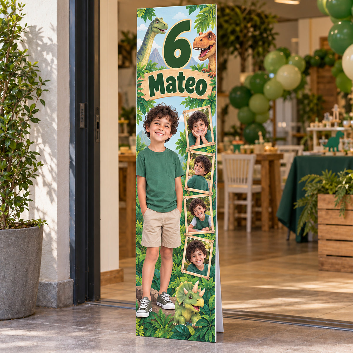 Banner vertical de cartonplast para el cumpleaños de Mateo, con retrato ficticio y dinosaurios, parado en la entrada de un salón.