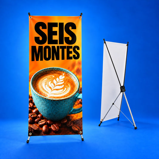 Imagen conceptual de Banner X: dos vistas del mismo producto, con frente impreso de café Seis Montes en naranja y turquesa y vista posterior pequeña de la estructura en X, sobre fondo azul.