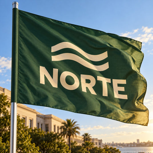 Imagen conceptual de una bandera rectangular verde de la marca ficticia NORTE flameando en un mástil con vaina.