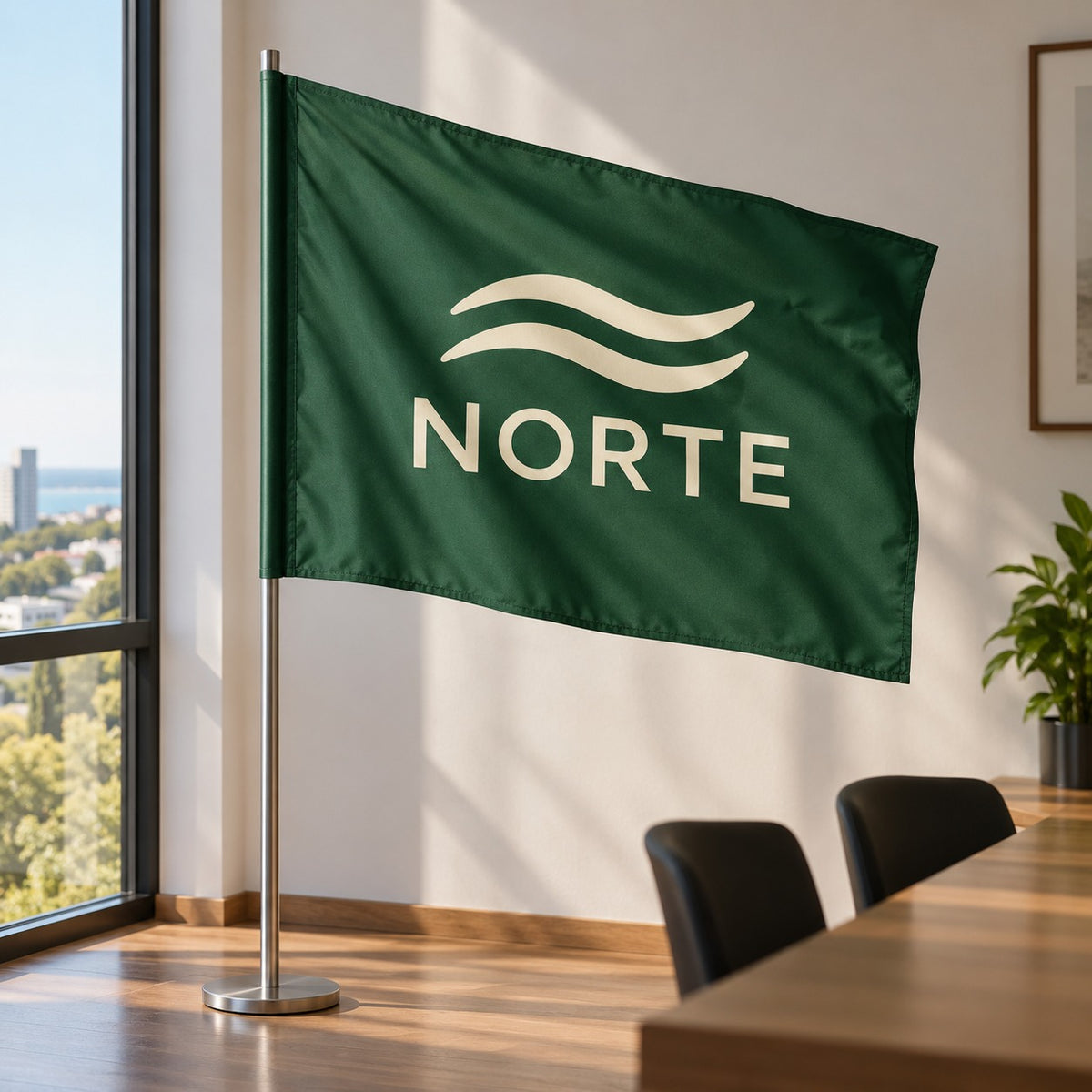 Imagen conceptual de una bandera institucional de la marca ficticia NORTE junto a una mesa en una sala de reuniones.