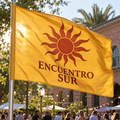 Imagen conceptual de una bandera amarilla sublimada de ENCUENTRO SUR, evento ficticio, con luz atravesando la tela.