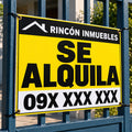 Imagen conceptual de un cartel amarillo y negro en cartónplast de Rincón Inmuebles, marca ficticia, con SE ALQUILA y contacto de ejemplo 09X XXX XXX, colocado mediante ojales y precintos en una reja azul; sin texto sobrepuesto.