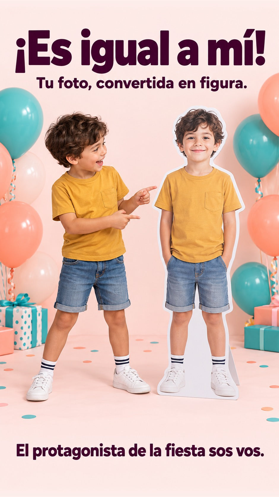 Niño ficticio junto a una figura plana de sí mismo durante su cumpleaños.