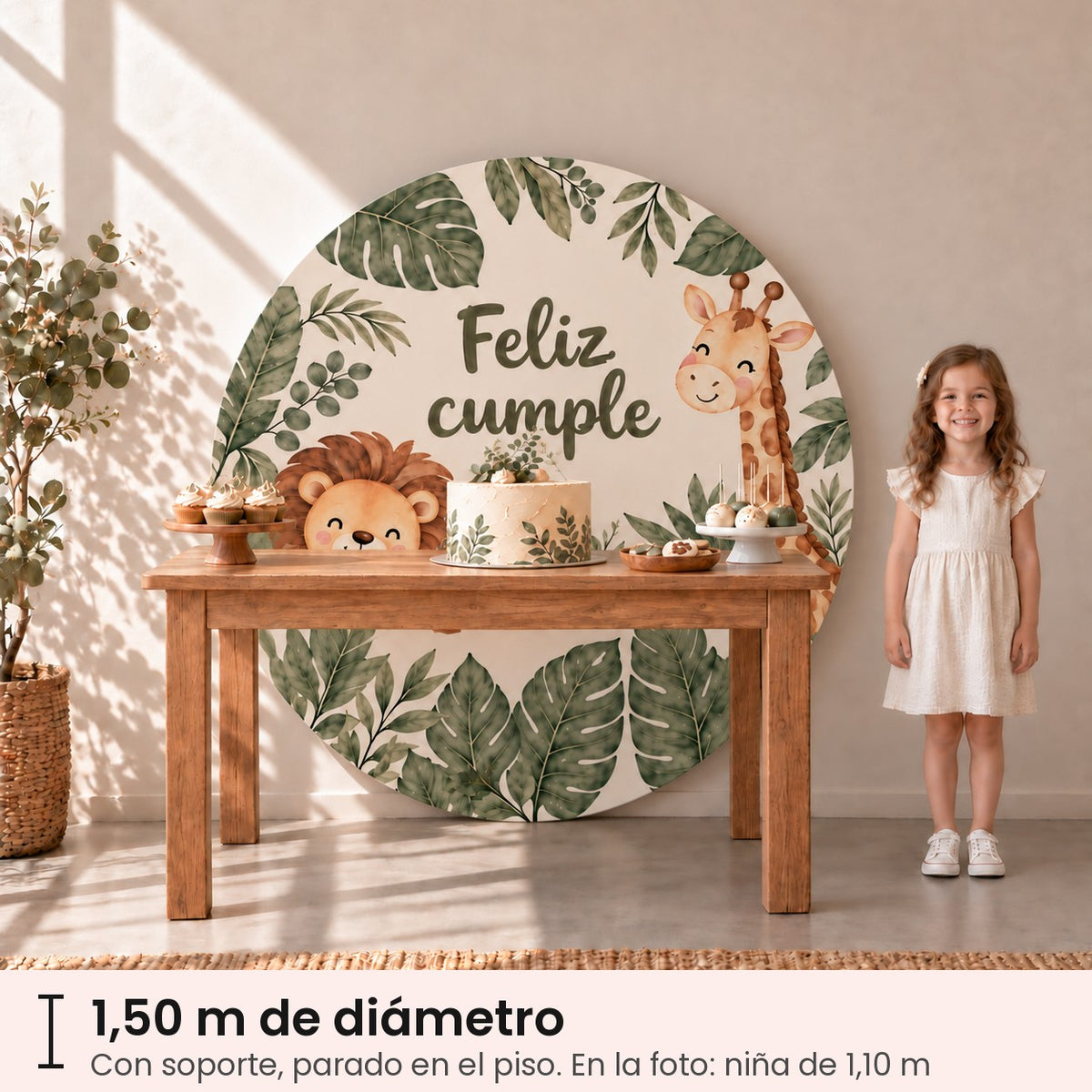 Fondo circular rígido de 1,50 m parado en el piso detrás de la mesa, junto a una niña de 1,10 m