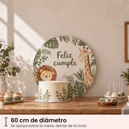 Fondo circular rígido de 60 cm apoyado sobre la mesa dulce, detrás de una torta de 20 cm
