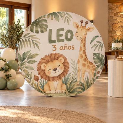 Fondo circular grande de selva para Leo en un salón, visto de frente; el soporte trasero queda oculto.