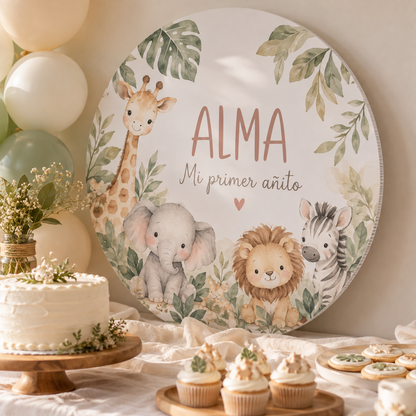 Detalle de fondo circular pequeño apoyado sobre una mesa, con canto de cartonplast y diseño de animales.
