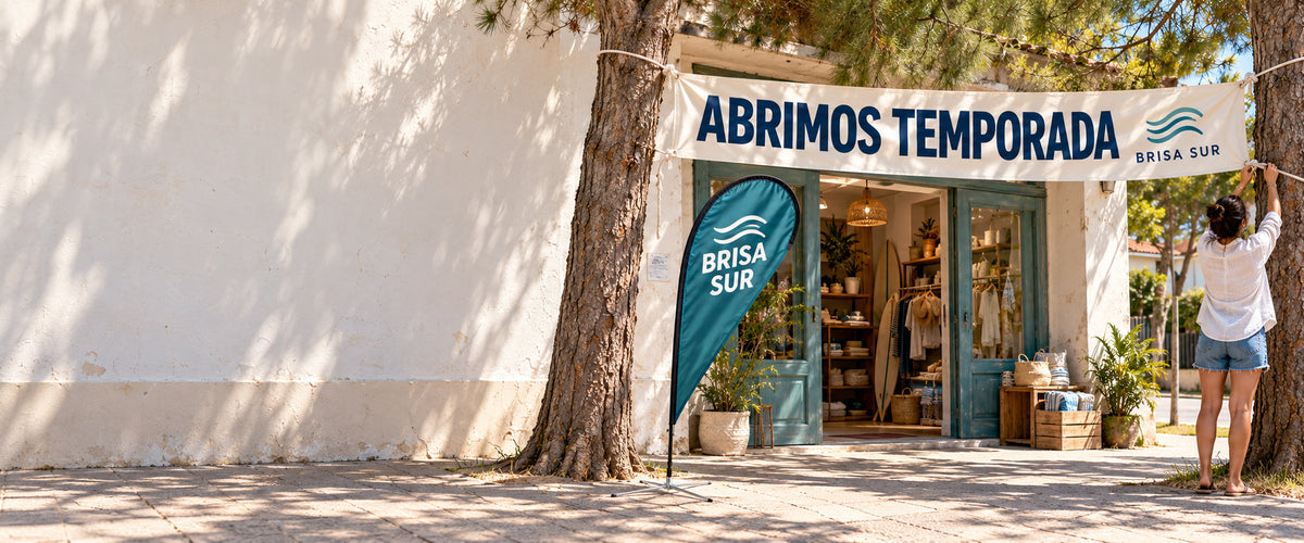 Imagen conceptual de un comercio costero uruguayo ficticio BRISA SUR preparándose para el verano, con personas colocando un pasacalle y bandera gota.