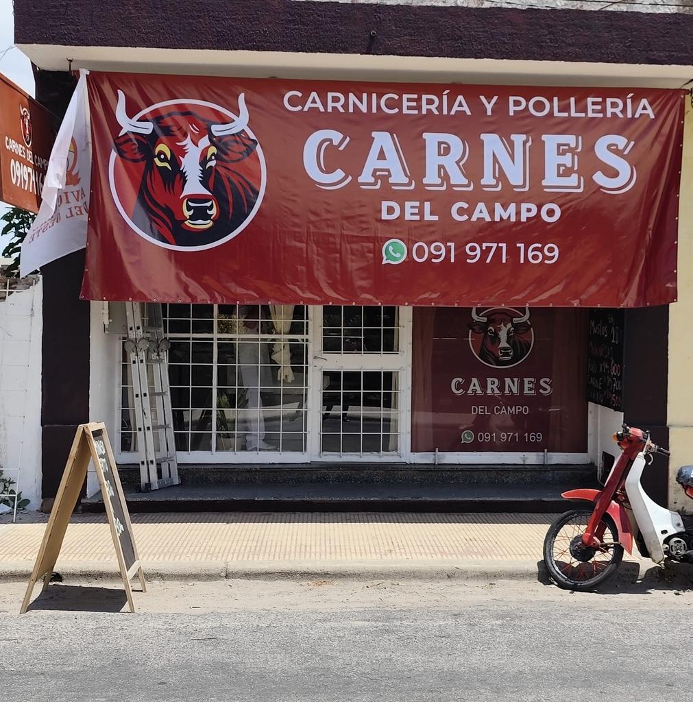 Vinilo adhesivo en puerta de vidrio carniceria