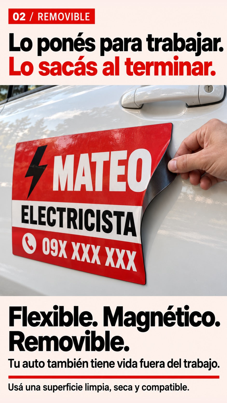Imagen conceptual de una mano levantando parte de un imán vehicular flexible para mostrar el reverso magnético y la pintura intacta de la puerta debajo.