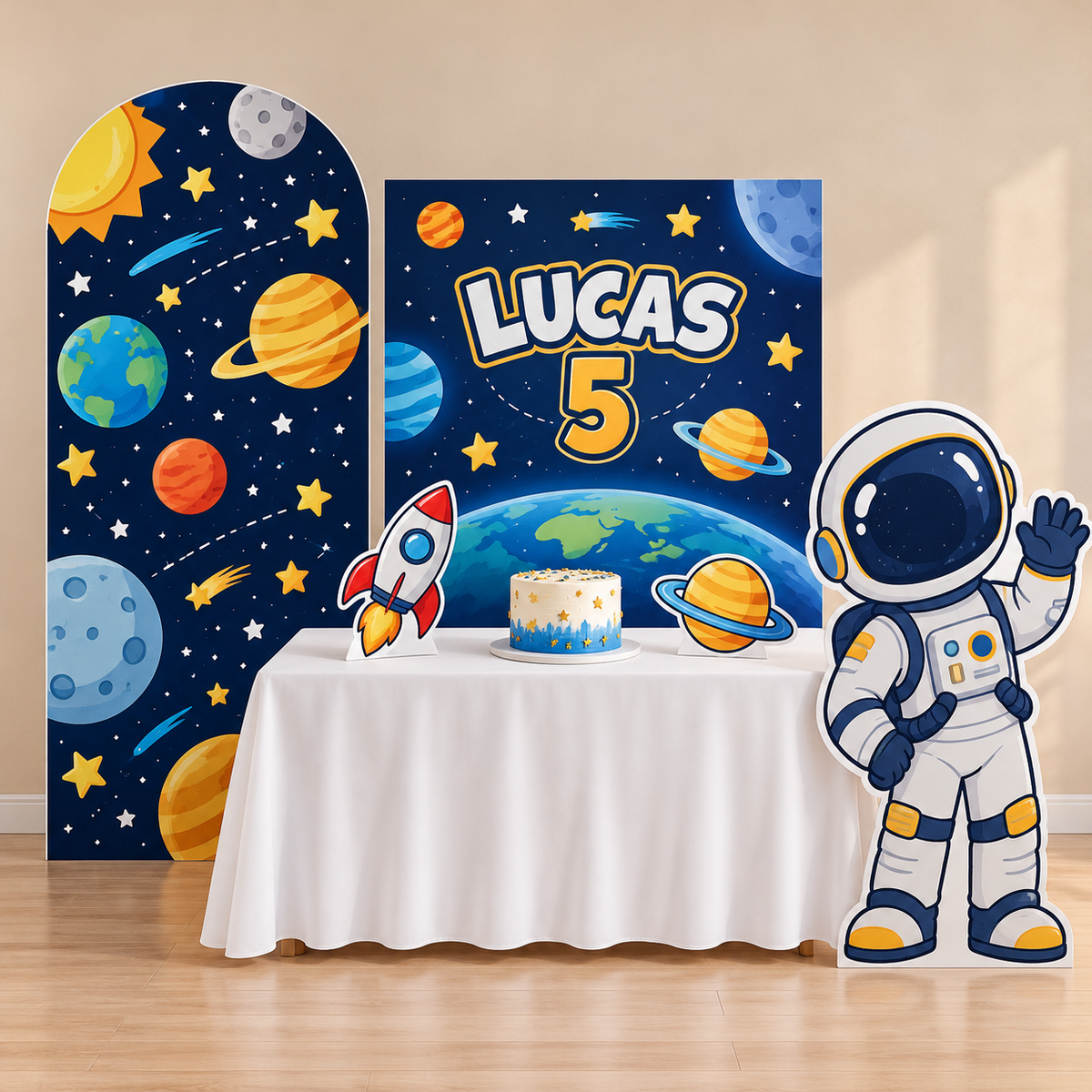 Kit Estándar espacial con arco alto a la izquierda, fondo cuadrado central, dos figuras de mesa y astronauta grande delante a la derecha.