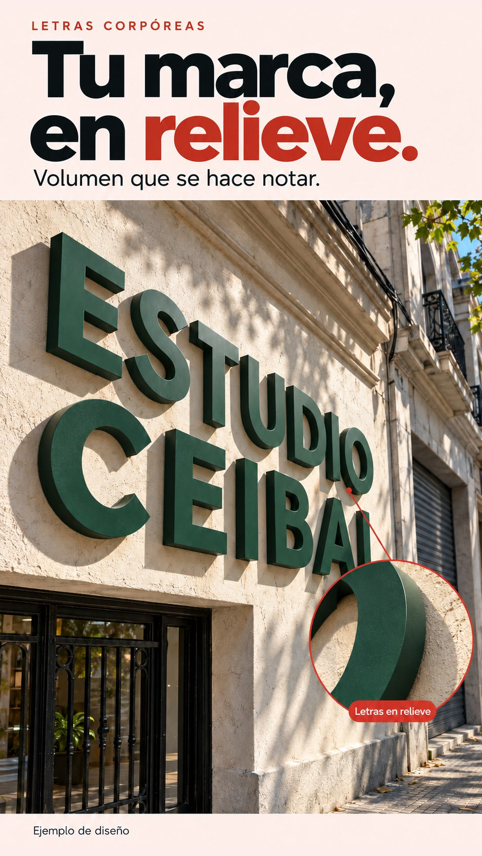 Letras corpóreas verde oscuro del ficticio Estudio Ceibal sobre una fachada montevideana, con detalle ampliado de su relieve y sombra.