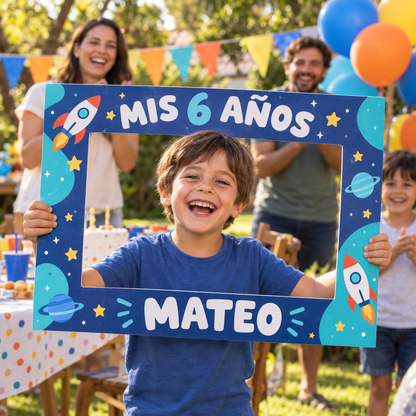 Niño ficticio Mateo celebra seis años con marco rectangular azul de temática espacial y familia al fondo.