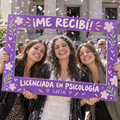 Recibida uruguaya ficticia con harina y papel picado celebra junto a dos amigas con marco Licenciada en Psicología.