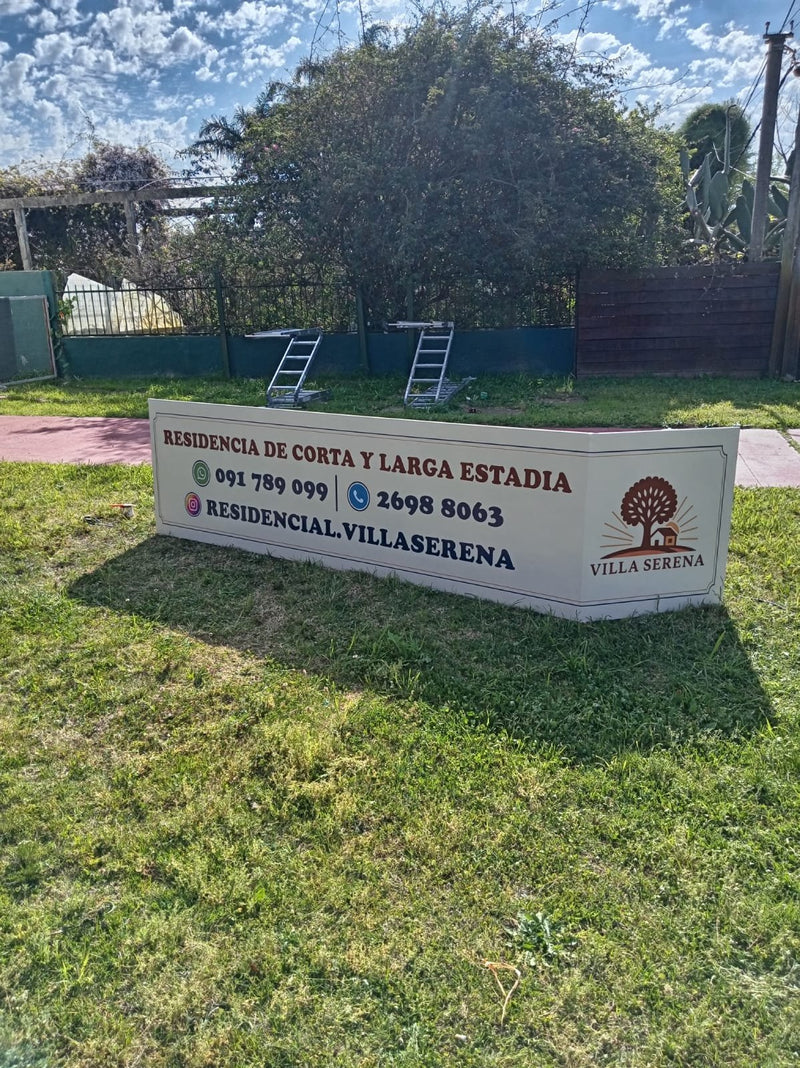 Cartel en lona impresa instalado, trabajo real de Tematik
