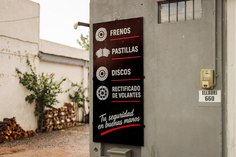 Cartel en lona impresa instalado, trabajo real de Tematik