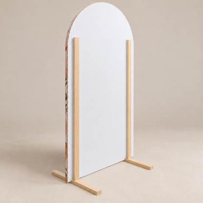 Panel romano visto desde el dorso blanco en tres cuartos con dos soportes de madera en T. Foto de producto generada basada en construcción real.