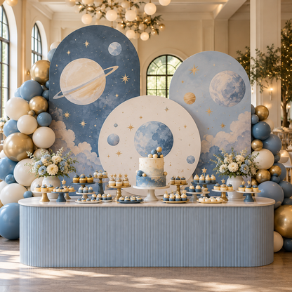 Mesa de salón de fiestas con arcos romanos, fondo circular, globos y temática genérica espacial.