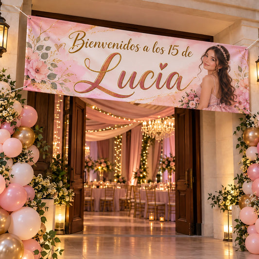 Pasacalle floral de los 15 de Lucía en la entrada de un salón decorado.