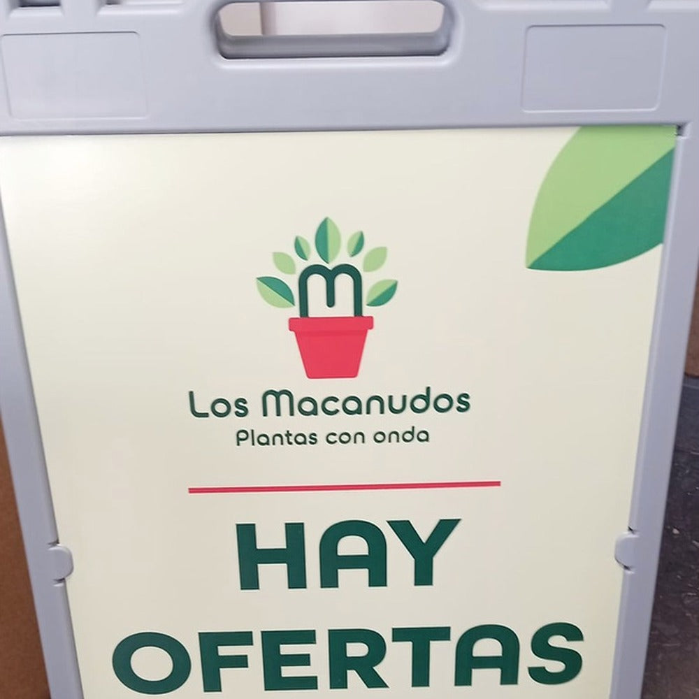 Cartel de vereda de Los Macanudos con la promoción Hay ofertas.