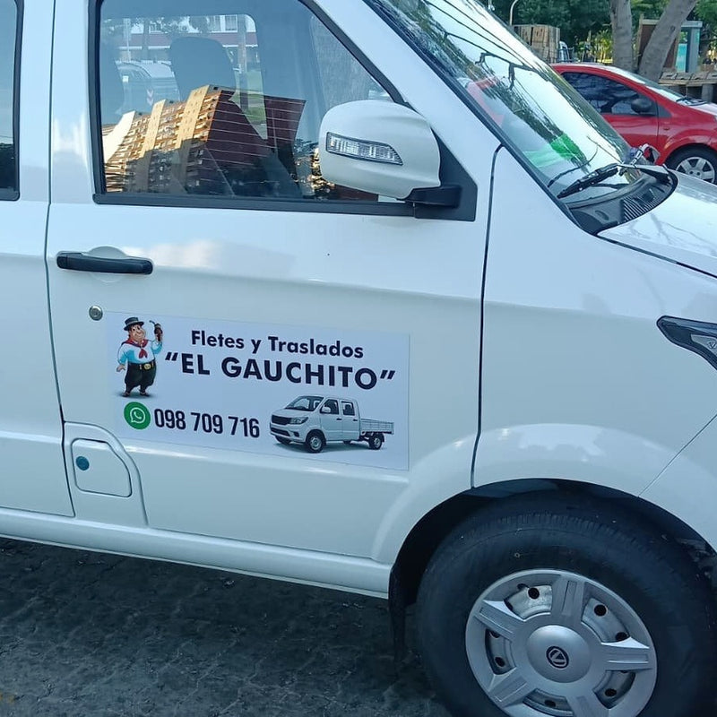 Imán de Fletes y Traslados El Gauchito colocado en la puerta de una camioneta.