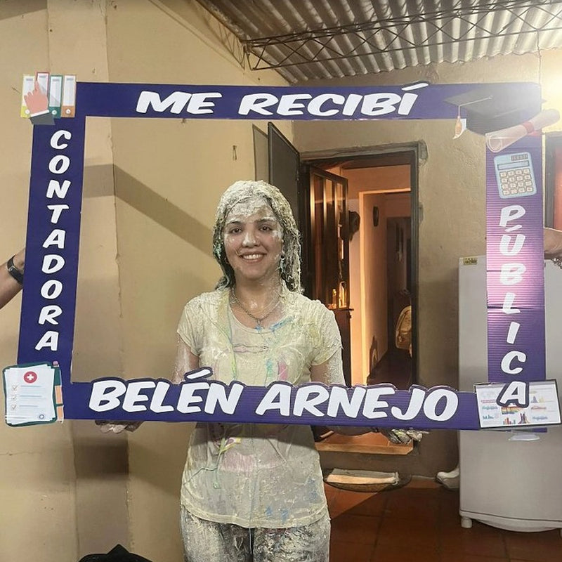 Mujer enharinada con un marco Me recibí, Contadora Pública, Belén Arnejo.