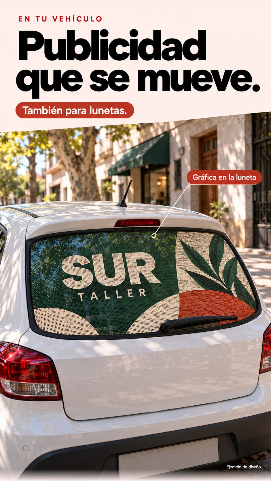 Auto de trabajo genérico estacionado en Montevideo, con gráfica microperforada de la marca ficticia Sur Taller sobre su luneta.